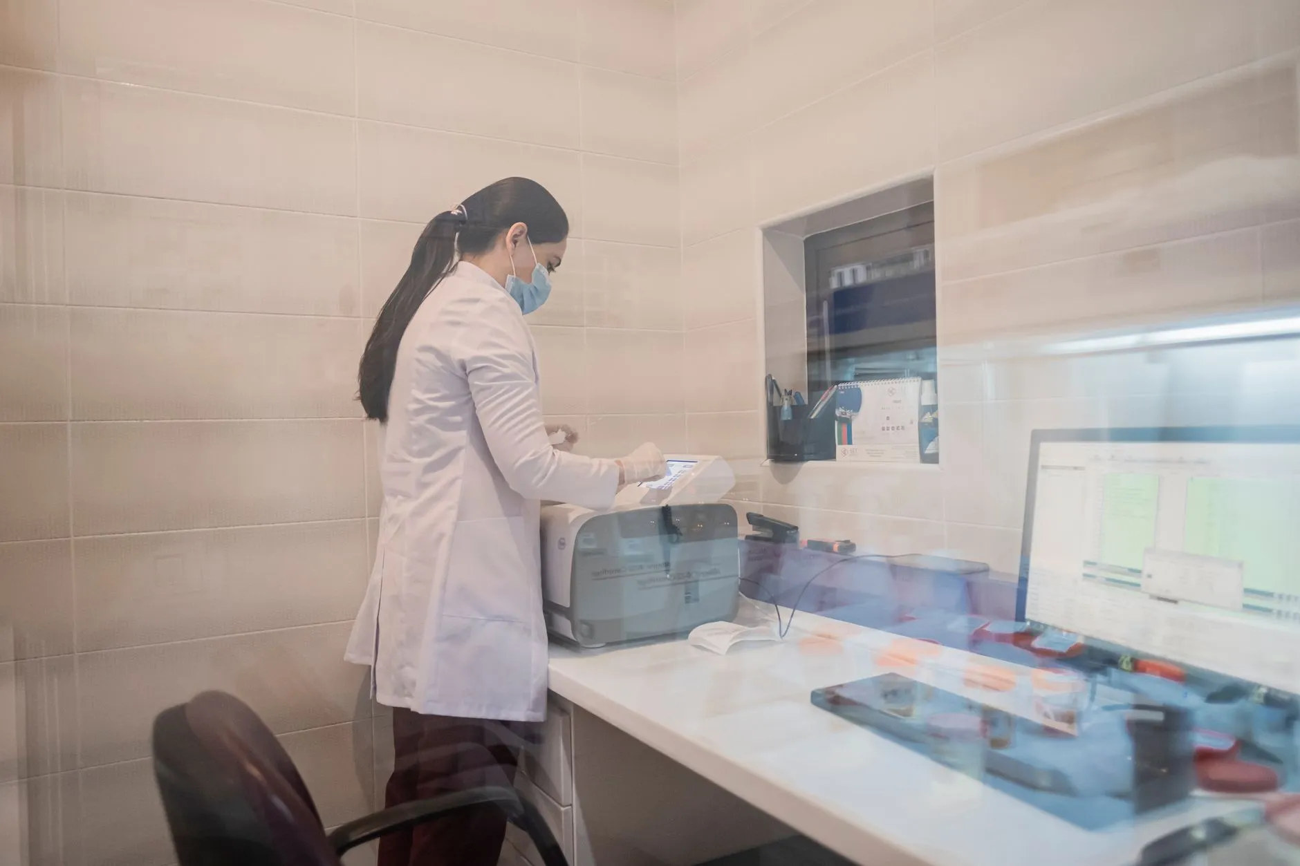 电子天平与恒温箱在化学实验中的协同使用方案及选购指南