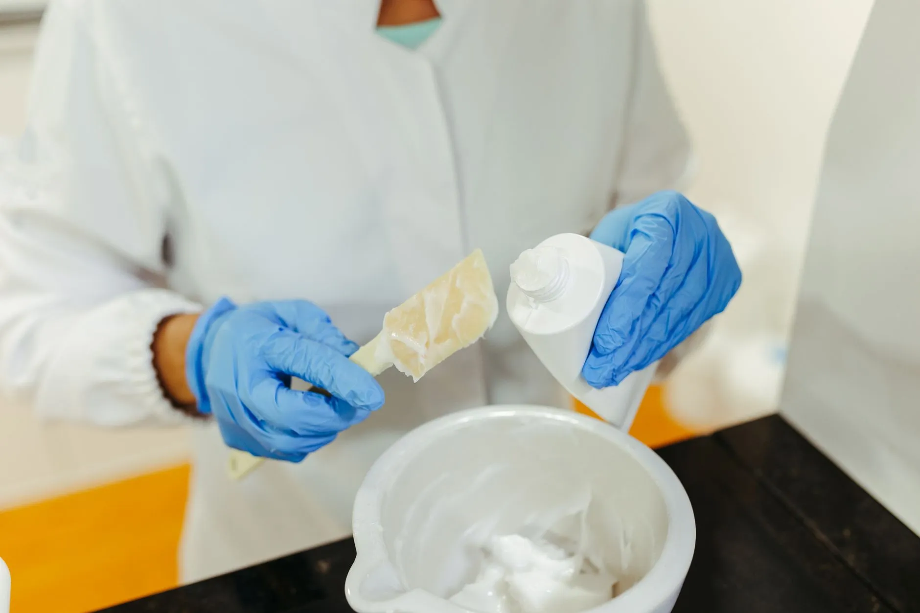 恒温箱与试管架等基础实验设备的配置方案解析