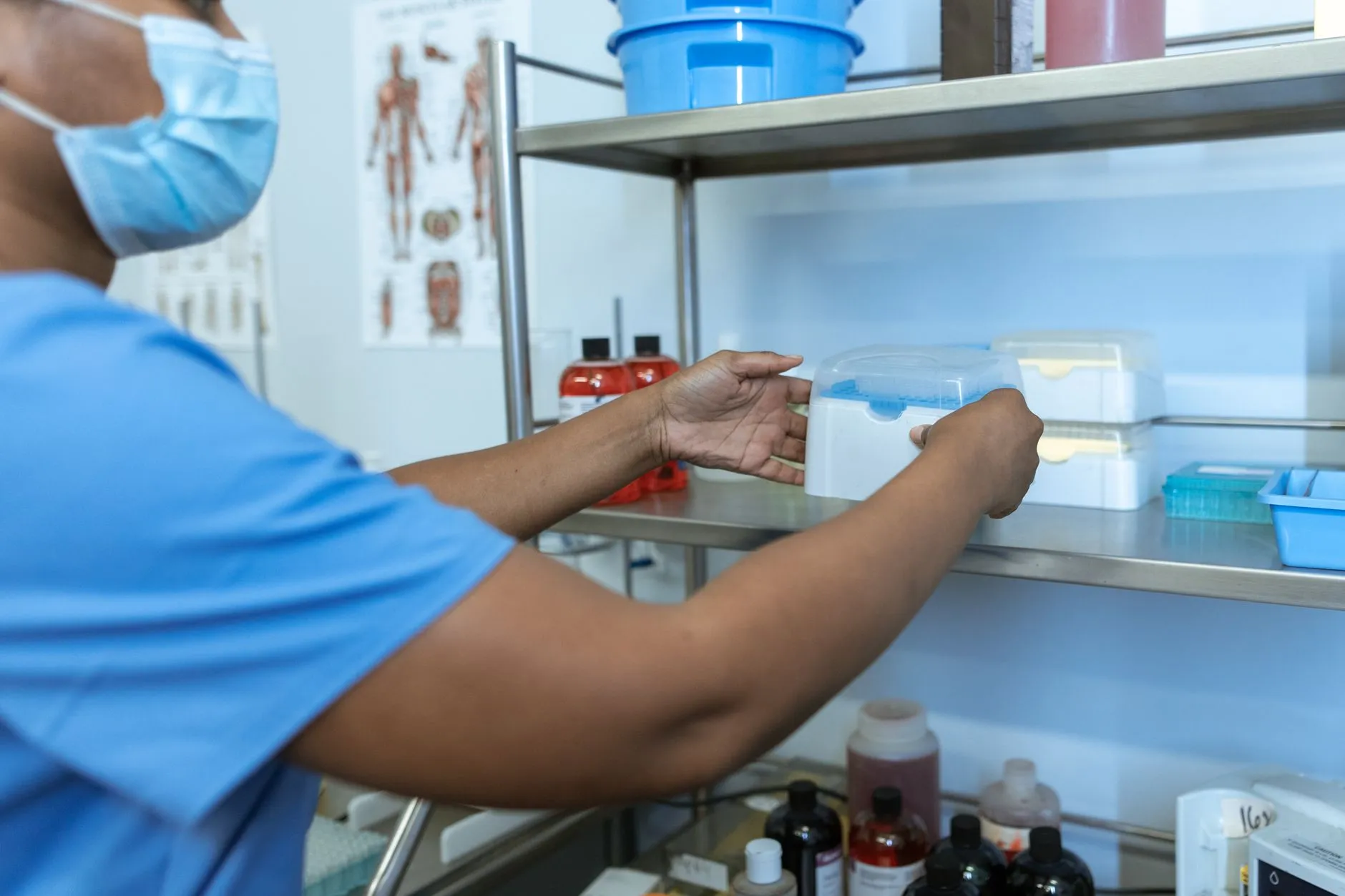 教学显微镜与生物显微镜选型指南：学校实验室设备配置要点解析
