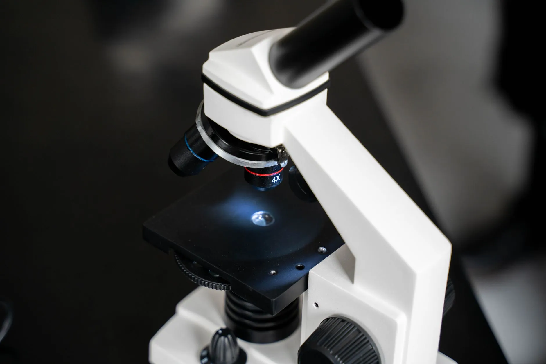 教学显微镜与生物显微镜选型指南：学校实验室设备采购要点解析正文配图 2